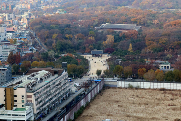 ▲유네스코 세계유산인 종묘 인근 세운4구역 재개발 사업과 관련해 국가유산청과 서울시의 갈등이 심화되고 있다. 사진은 20일 서울 종묘와 세운4구역 재개발 사업지 일대. 신태현 기자 holjjak@
