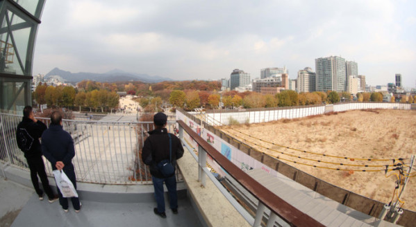 ▲유네스코 세계유산인 종묘 인근 세운4구역 재개발 사업과 관련해 국가유산청과 서울시의 갈등이 심화되고 있다. 사진은 20일 서울 종묘와 세운4구역 재개발 사업지 일대. 신태현 기자 holjjak@