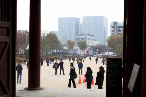 ▲유네스코 세계유산인 종묘 인근 세운4구역 재개발 사업과 관련해 국가유산청과 서울시의 갈등이 심화되고 있다. 사진은 20일 서울 종묘에서 바라본 세운4구역 재개발 사업지. 신태현 기자 holjjak@