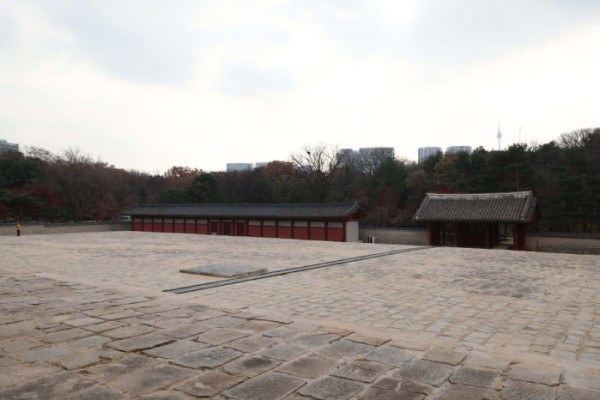 ▲유네스코 세계유산인 종묘 인근 세운4구역 재개발 사업과 관련해 국가유산청과 서울시의 갈등이 심화되고 있다. 사진은 20일 서울 종묘 정전 상월대에서 바라본 세운4구역 재개발 사업지 방향. 신태현 기자 holjjak@