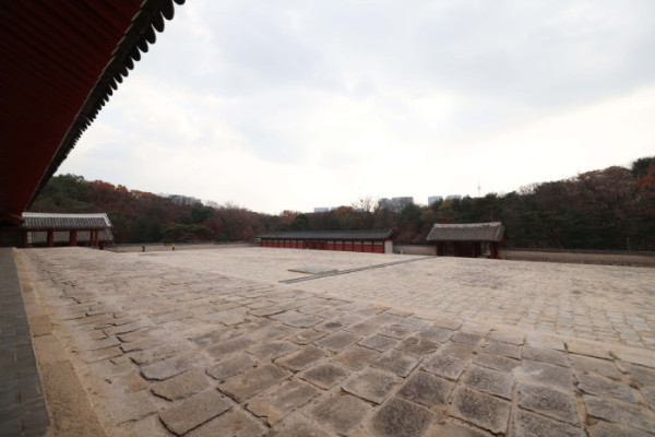 ▲유네스코 세계유산인 종묘 인근 세운4구역 재개발 사업과 관련해 국가유산청과 서울시의 갈등이 심화되고 있다. 사진은 20일 서울 종묘 정전 상월대에서 바라본 세운4구역 재개발 사업지 방향. 신태현 기자 holjjak@