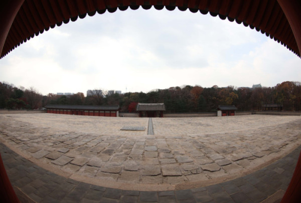 ▲유네스코 세계유산인 종묘 인근 세운4구역 재개발 사업과 관련해 국가유산청과 서울시의 갈등이 심화되고 있다. 사진은 20일 서울 종묘 정전 상월대에서 바라본 세운4구역 재개발 사업지 방향. 신태현 기자 holjjak@