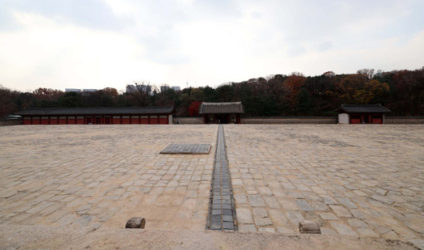 ▲유네스코 세계유산인 종묘 인근 세운4구역 재개발 사업과 관련해 국가유산청과 서울시의 갈등이 심화되고 있다. 사진은 20일 서울 종묘 정전 상월대에서 바라본 세운4구역 재개발 사업지 방향. 신태현 기자 holjjak@