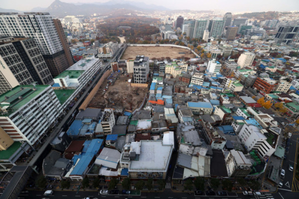 ▲유네스코 세계유산인 종묘 인근 세운4구역 재개발 사업과 관련해 국가유산청과 서울시의 갈등이 심화되고 있다. 사진은 20일 서울 종묘와 세운4구역 재개발 사업지 일대. 신태현 기자 holjjak@