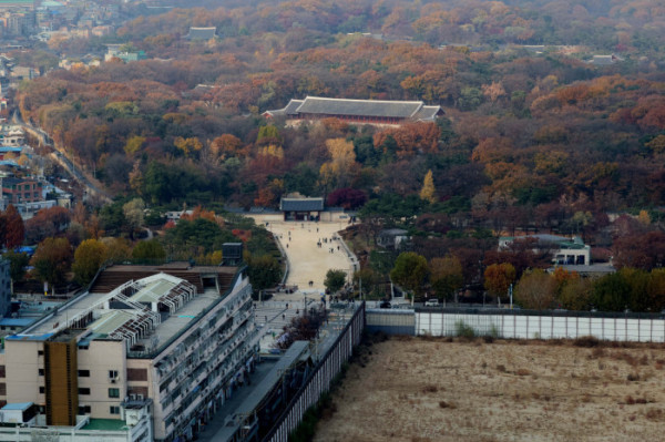 ▲유네스코 세계유산인 종묘 인근 세운4구역 재개발 사업과 관련해 국가유산청과 서울시의 갈등이 심화되고 있다. 사진은 20일 서울 종묘와 세운4구역 재개발 사업지 일대. 신태현 기자 holjjak@