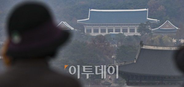 ▲대통령 집무실이 내달 청와대로 복귀한다. 대통령실 등에 따르면 2022년 5월 윤석열 정부 출범과 함께 용산으로 이전한 춘추관 등 대통령실 일부 시설이 12월 14일 전후로 청와대로 옮겨진다. 대통령집무실 등 시설 대부분은 연내 이전을 마무리할 계획이고, 대통령 관저는 내년 상반기 중 이전할 것으로 예상된다. 24일 서울 종로구 대한민국역사박물관에서 바라본 청와대 모습. 조현호 기자 hyunho@