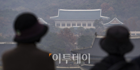 ▲대통령 집무실이 내달 청와대로 복귀한다. 대통령실 등에 따르면 2022년 5월 윤석열 정부 출범과 함께 용산으로 이전한 춘추관 등 대통령실 일부 시설이 12월 14일 전후로 청와대로 옮겨진다. 대통령집무실 등 시설 대부분은 연내 이전을 마무리할 계획이고, 대통령 관저는 내년 상반기 중 이전할 것으로 예상된다. 24일 서울 종로구 대한민국역사박물관에서 바라본 청와대 모습. 조현호 기자 hyunho@