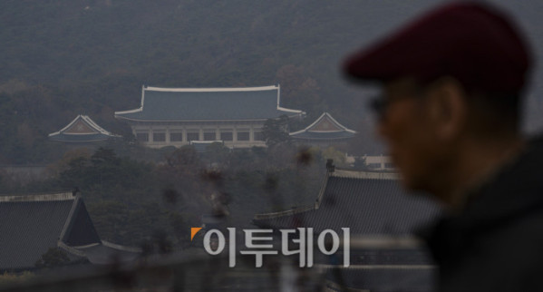 ▲대통령 집무실이 내달 청와대로 복귀한다. 대통령실 등에 따르면 2022년 5월 윤석열 정부 출범과 함께 용산으로 이전한 춘추관 등 대통령실 일부 시설이 12월 14일 전후로 청와대로 옮겨진다. 대통령집무실 등 시설 대부분은 연내 이전을 마무리할 계획이고, 대통령 관저는 내년 상반기 중 이전할 것으로 예상된다. 24일 서울 종로구 대한민국역사박물관에서 바라본 청와대 모습. 조현호 기자 hyunho@