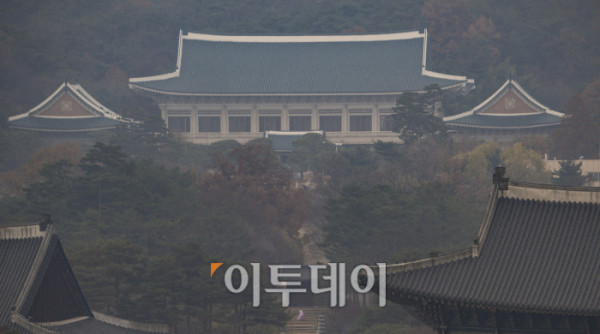 ▲대통령 집무실이 내달 청와대로 복귀한다. 대통령실 등에 따르면 2022년 5월 윤석열 정부 출범과 함께 용산으로 이전한 춘추관 등 대통령실 일부 시설이 12월 14일 전후로 청와대로 옮겨진다. 대통령집무실 등 시설 대부분은 연내 이전을 마무리할 계획이고, 대통령 관저는 내년 상반기 중 이전할 것으로 예상된다. 24일 서울 종로구 대한민국역사박물관에서 바라본 청와대 모습. 조현호 기자 hyunho@