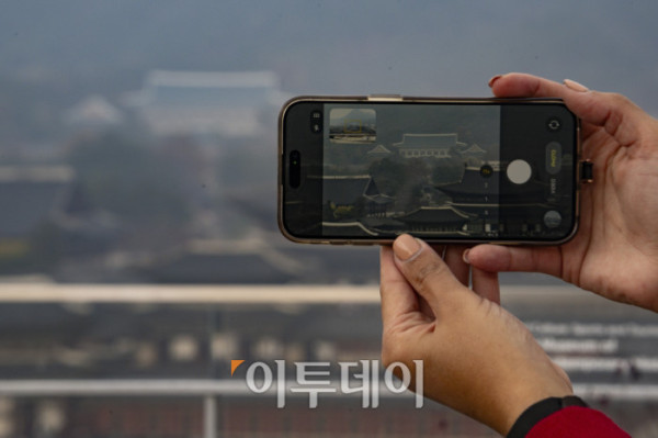 ▲대통령 집무실이 내달 청와대로 복귀한다. 대통령실 등에 따르면 2022년 5월 윤석열 정부 출범과 함께 용산으로 이전한 춘추관 등 대통령실 일부 시설이 12월 14일 전후로 청와대로 옮겨진다. 대통령집무실 등 시설 대부분은 연내 이전을 마무리할 계획이고, 대통령 관저는 내년 상반기 중 이전할 것으로 예상된다. 24일 서울 종로구 대한민국역사박물관에서 바라본 청와대 모습. 조현호 기자 hyunho@