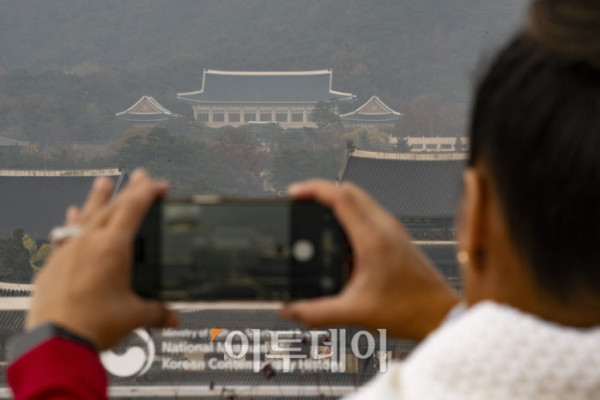 ▲대통령 집무실이 내달 청와대로 복귀한다. 대통령실 등에 따르면 2022년 5월 윤석열 정부 출범과 함께 용산으로 이전한 춘추관 등 대통령실 일부 시설이 12월 14일 전후로 청와대로 옮겨진다. 대통령집무실 등 시설 대부분은 연내 이전을 마무리할 계획이고, 대통령 관저는 내년 상반기 중 이전할 것으로 예상된다. 24일 서울 종로구 대한민국역사박물관에서 바라본 청와대 모습. 조현호 기자 hyunho@