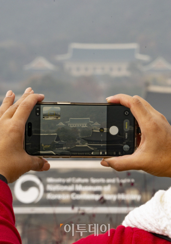 ▲대통령 집무실이 내달 청와대로 복귀한다. 대통령실 등에 따르면 2022년 5월 윤석열 정부 출범과 함께 용산으로 이전한 춘추관 등 대통령실 일부 시설이 12월 14일 전후로 청와대로 옮겨진다. 대통령집무실 등 시설 대부분은 연내 이전을 마무리할 계획이고, 대통령 관저는 내년 상반기 중 이전할 것으로 예상된다. 24일 서울 종로구 대한민국역사박물관에서 바라본 청와대 모습. 조현호 기자 hyunho@