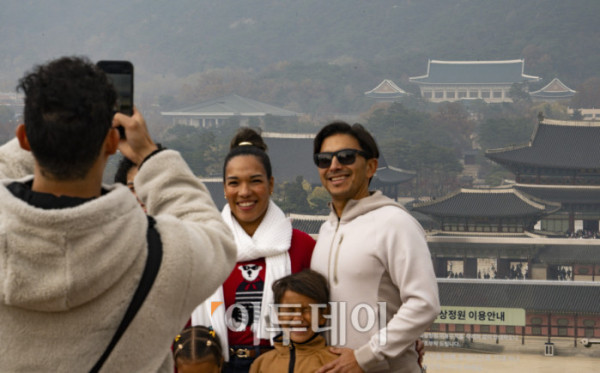 ▲대통령 집무실이 내달 청와대로 복귀한다. 대통령실 등에 따르면 2022년 5월 윤석열 정부 출범과 함께 용산으로 이전한 춘추관 등 대통령실 일부 시설이 12월 14일 전후로 청와대로 옮겨진다. 대통령집무실 등 시설 대부분은 연내 이전을 마무리할 계획이고, 대통령 관저는 내년 상반기 중 이전할 것으로 예상된다. 24일 서울 종로구 대한민국역사박물관에서 외국인 관광객들이 청와대를 배경으로 기념촬영을 하고 있다. 조현호 기자 hyunho@