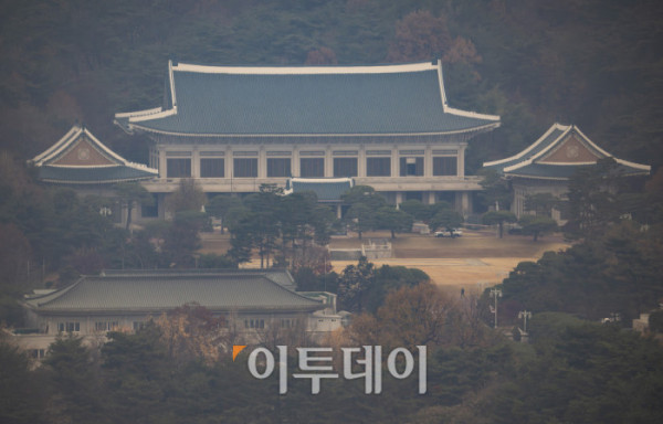 ▲대통령 집무실이 내달 청와대로 복귀한다. 대통령실 등에 따르면 2022년 5월 윤석열 정부 출범과 함께 용산으로 이전한 춘추관 등 대통령실 일부 시설이 12월 14일 전후로 청와대로 옮겨진다. 대통령집무실 등 시설 대부분은 연내 이전을 마무리할 계획이고, 대통령 관저는 내년 상반기 중 이전할 것으로 예상된다. 24일 서울 종로구 정부서울청사에서 바라본 청와대 모습. 조현호 기자 hyunho@