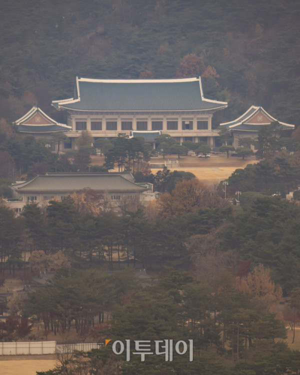 ▲대통령 집무실이 내달 청와대로 복귀한다. 대통령실 등에 따르면 2022년 5월 윤석열 정부 출범과 함께 용산으로 이전한 춘추관 등 대통령실 일부 시설이 12월 14일 전후로 청와대로 옮겨진다. 대통령집무실 등 시설 대부분은 연내 이전을 마무리할 계획이고, 대통령 관저는 내년 상반기 중 이전할 것으로 예상된다. 24일 서울 종로구 정부서울청사에서 바라본 청와대 모습. 조현호 기자 hyunho@