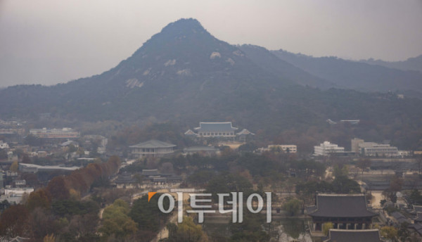 ▲대통령 집무실이 내달 청와대로 복귀한다. 대통령실 등에 따르면 2022년 5월 윤석열 정부 출범과 함께 용산으로 이전한 춘추관 등 대통령실 일부 시설이 12월 14일 전후로 청와대로 옮겨진다. 대통령집무실 등 시설 대부분은 연내 이전을 마무리할 계획이고, 대통령 관저는 내년 상반기 중 이전할 것으로 예상된다. 24일 서울 종로구 정부서울청사에서 바라본 청와대 모습. 조현호 기자 hyunho@