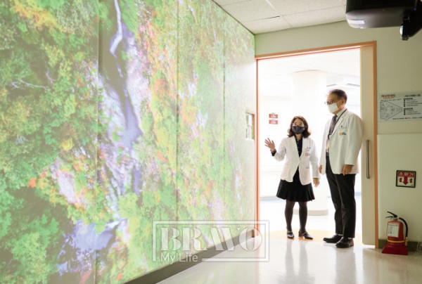 ▲스노젤린실을 둘러보며 이창규 원장과 송은향 과장이 이야기를 나누고 있다.(스민스튜디오)