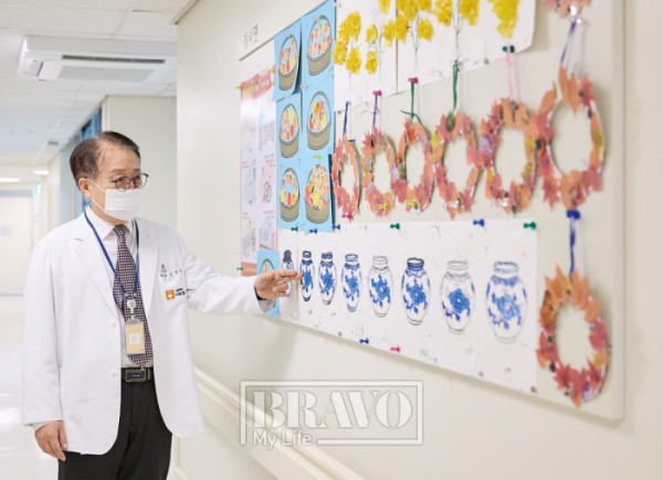 ▲미술치료 활동을 설명하는 이창규 원장.(스민스튜디오)