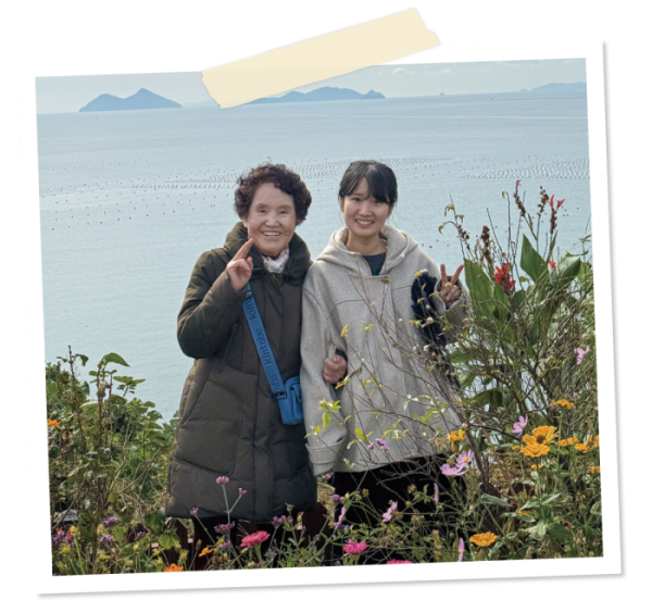 ▲할머니 홍순씨와 섬에 놀러가서 찍은 사진. (이예하)