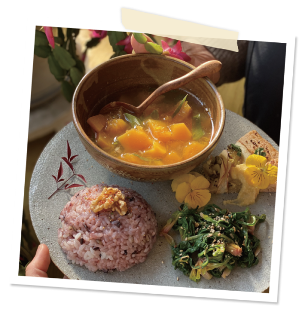 ▲늙은 호박국을 올린 한상차림.(‘할머니와 나의 사계절 요리학교’)