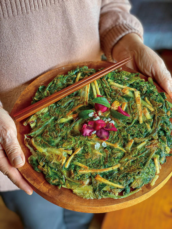 ▲완성한 시금치 고구마 부침개.(‘할머니와 나의 사계절 요리학교’)