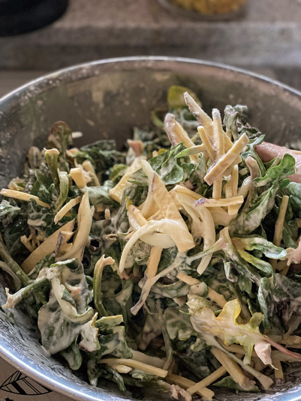 ▲잘 손질한 시금치와 고구마를 반죽에 버무렸다.(‘할머니와 나의 사계절 요리학교’)