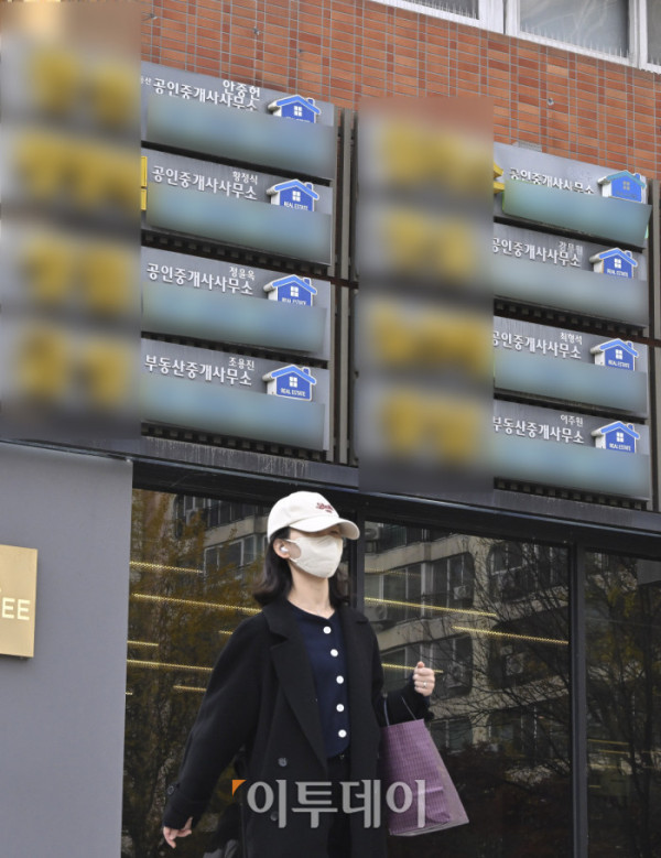 ▲부동산 시장 거래가 줄어들면서 영업 중인 공인중개사 숫자가 5년 2개월 만에 11만명 아래로 떨어졌다. 26일 한국공인중개사협회에 따르면 지난달 말 기준 영업 중인 공인중개사는 10만9979명으로 집계됐다. 사무실을 운영하는 공인중개사가 10만명대로 떨어진 것은 2020년 8월(10만9931명) 이후 5년 2개월 만이다. 이날 서울 시내 공인중개사 밀집 지역 모습. 조현호 기자 hyunho@