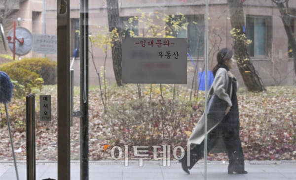 ▲부동산 시장 거래가 줄어들면서 영업 중인 공인중개사 숫자가 5년 2개월 만에 11만명 아래로 떨어졌다. 26일 한국공인중개사협회에 따르면 지난달 말 기준 영업 중인 공인중개사는 10만9979명으로 집계됐다. 사무실을 운영하는 공인중개사가 10만명대로 떨어진 것은 2020년 8월(10만9931명) 이후 5년 2개월 만이다. 이날 서울 시내 한 상가 전면 유리에 임대문의를 알리는 안내문이 붙어 있다. 조현호 기자 hyunho@