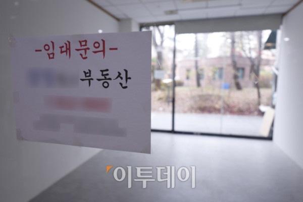 ▲부동산 시장 거래가 줄어들면서 영업 중인 공인중개사 숫자가 5년 2개월 만에 11만명 아래로 떨어졌다. 26일 한국공인중개사협회에 따르면 지난달 말 기준 영업 중인 공인중개사는 10만9979명으로 집계됐다. 사무실을 운영하는 공인중개사가 10만명대로 떨어진 것은 2020년 8월(10만9931명) 이후 5년 2개월 만이다. 이날 서울 시내 한 상가 전면 유리에 임대문의를 알리는 안내문이 붙어 있다. 조현호 기자 hyunho@