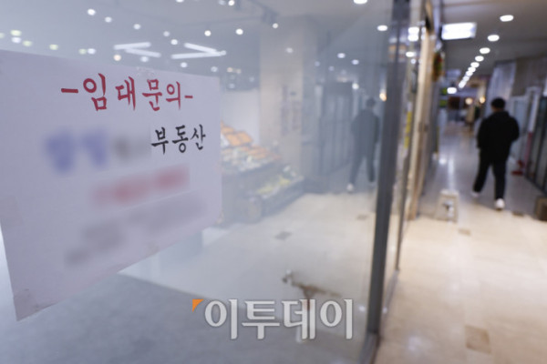 ▲부동산 시장 거래가 줄어들면서 영업 중인 공인중개사 숫자가 5년 2개월 만에 11만명 아래로 떨어졌다. 26일 한국공인중개사협회에 따르면 지난달 말 기준 영업 중인 공인중개사는 10만9979명으로 집계됐다. 사무실을 운영하는 공인중개사가 10만명대로 떨어진 것은 2020년 8월(10만9931명) 이후 5년 2개월 만이다. 이날 서울 시내 한 상가 전면 유리에 임대문의를 알리는 안내문이 붙어 있다. 조현호 기자 hyunho@