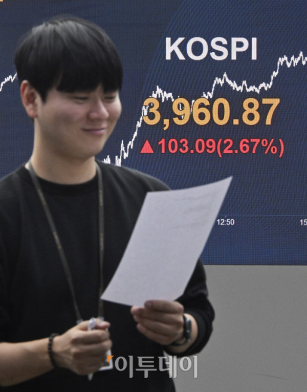 ▲코스피가 미국의 금리 인하 기대감이 재부각되면서 3960선을 회복한 26일 서울 영등포구 KB국민은행 딜링룸 전광판에 코스피가 표시돼 있다. 이날 코스피 지수는 전 거래일보다 103.09(2.67%) 포인트 상승한 3960.87을 나타냈다. 조현호 기자 hyunho@