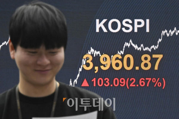 ▲코스피가 미국의 금리 인하 기대감이 재부각되면서 3960선을 회복한 26일 서울 영등포구 KB국민은행 딜링룸 전광판에 코스피가 표시돼 있다. 이날 코스피 지수는 전 거래일보다 103.09(2.67%) 포인트 상승한 3960.87을 나타냈다. 조현호 기자 hyunho@