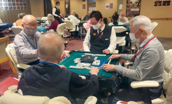 ▲마작을 즐기는 시니어들의 모습.(신미화 교수)