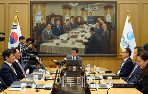 ▲이창용 한국은행 총재가 27일 서울 중구 한국은행에서 열린 금융통화위원회 본회의를 주재하고 있다. 고이란 기자 photoeran@ 