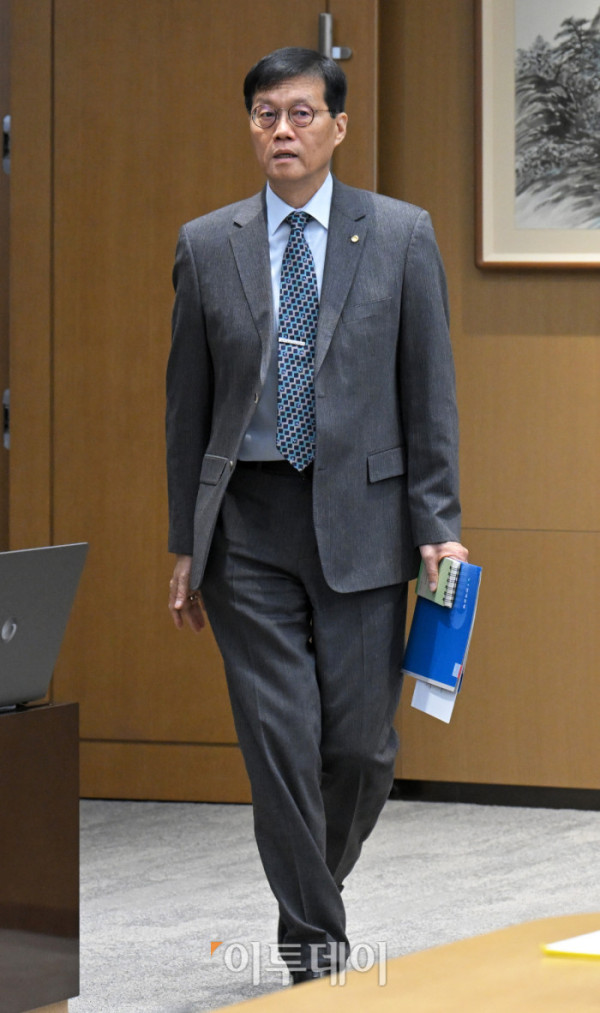 ▲이창용 한국은행 총재가 27일 서울 중구 한국은행에서 열린 금융통화위원회 본회의를 주재하고 있다. 고이란 기자 photoeran@ 