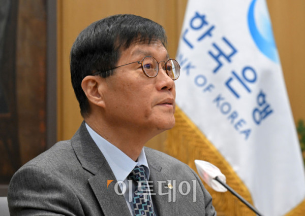 ▲이창용 한국은행 총재가 27일 서울 중구 한국은행에서 열린 금융통화위원회 본회의를 주재하고 있다. 고이란 기자 photoeran@ 