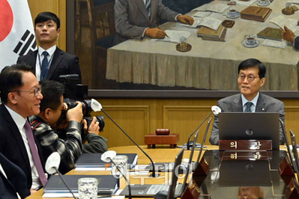 ▲이창용 한국은행 총재가 27일 서울 중구 한국은행에서 열린 금융통화위원회 본회를 주재하고 있다. 고이란 기자 photoeran@ 