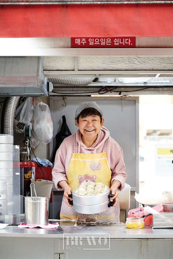 ▲만두 장인 김영숙 할머니.(박진주 프리랜서)