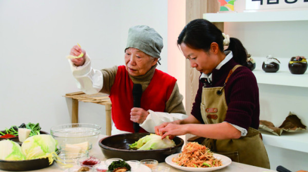 ▲반지김치를 만들고 있는 오숙자 명인의 모습.(광주광역시)