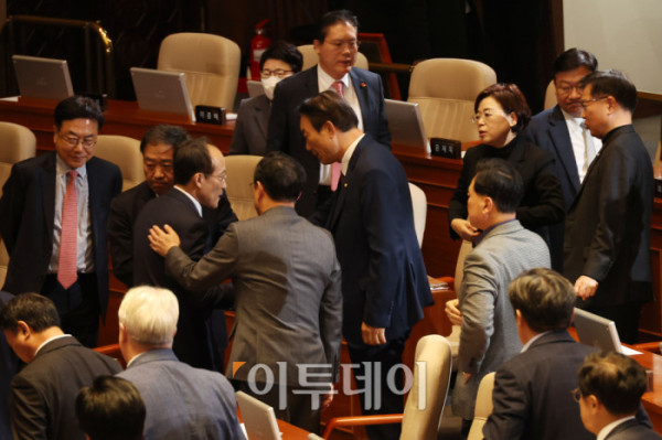 ▲추경호 국민의힘 의원이 27일 서울 여의도 국회에서 열린 본회의에서 자신의 체포동의안 표결과 관련해 신상발언을 마치고 동료 의원들의 격려를 받으며 퇴장하고 있다. 고이란 기자 photoeran@