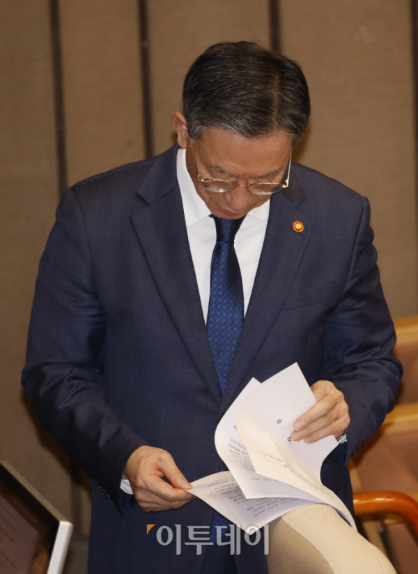 ▲정성호 법무부 장관이 27일 서울 여의도 국회에서 열린 본회의에서 추경호 국민의힘 의원에 대한 체포동의 요청 자료를 살펴보고 있다. 고이란 기자 photoeran@