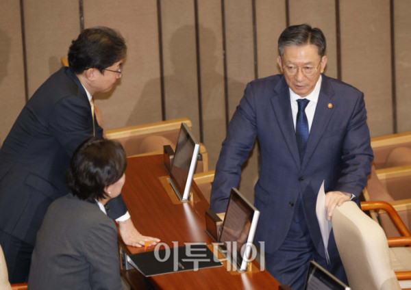 ▲27일 서울 여의도 국회에서 열린 본회의에서 정성호(오른쪽) 법무부 장관, 송미령(가운데) 농림축산식품부 장관, 이억원 금융위원장이 대화하고 있다. 고이란 기자 photoeran@