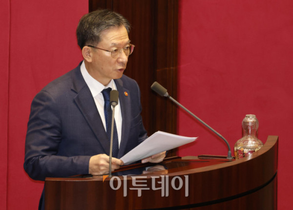 ▲정성호 법무부 장관이 27일 서울 여의도 국회에서 열린 본회의에서 추경호 국민의힘 의원에 대한 체포동의 요청 이유를 설명하고 있다. 고이란 기자 photoeran@