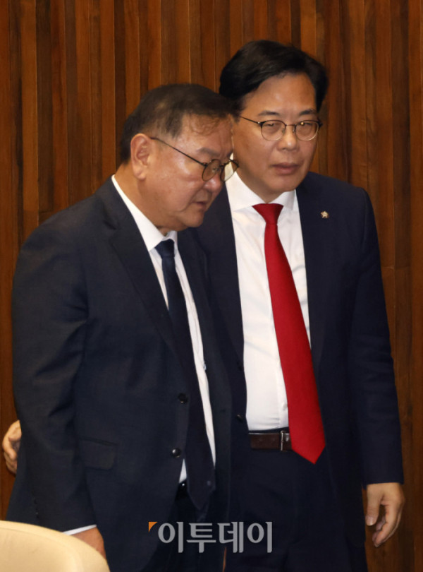 ▲송언석(오른쪽) 국민의힘 원내대표와 김태년 더불어민주당 의원이 27일 서울 여의도 국회에서 열린 본회의에서 대화하고 있다. 고이란 기자 photoeran@