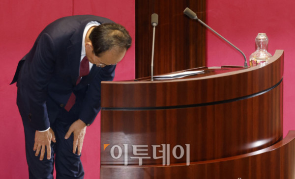 ▲추경호 국민의힘 의원이 27일 서울 여의도 국회에서 열린 본회의에서 자신의 체포동의안에 대한 신상발언을 마치고 인사하고 있다. 고이란 기자 photoeran@