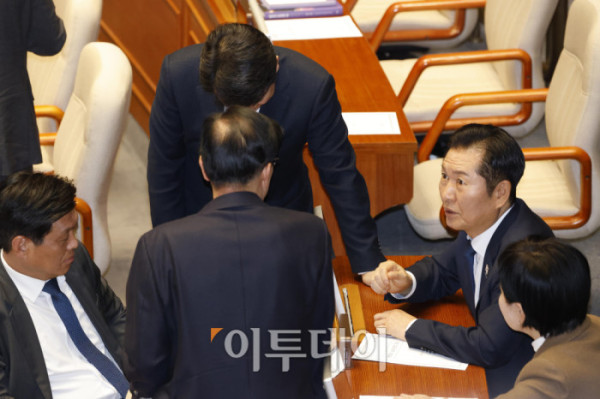 ▲정청래(오른쪽) 더불어민주당 대표가 27일 서울 여의도 국회에서 열린 본회의에서 동료 의원들과 대화하고 있다. 고이란 기자 photoeran@