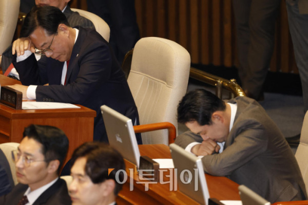 ▲장동혁(오른쪽) 국민의힘 대표와 송언석(왼쪽) 원내대표가 27일 서울 여의도 국회에서 열린 본회의에서 추경호 국민의힘 의원의 체포동의안 신상발언을 듣고 있다. 고이란 기자 photoeran@