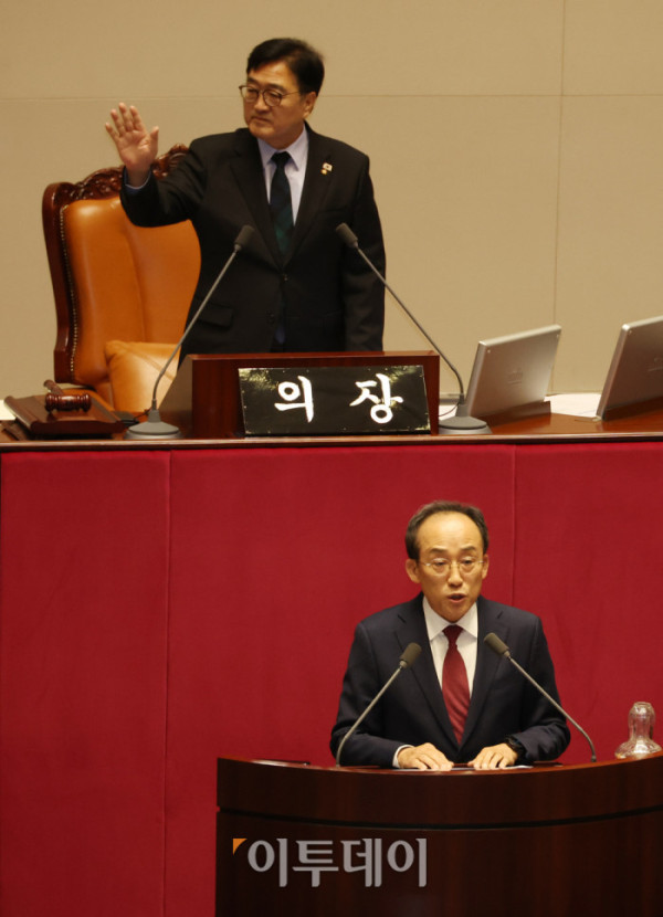 ▲추경호 국민의힘 의원이 27일 서울 여의도 국회에서 열린 본회의에서 자신의 체포동의안 표결에 앞서 신상발언을 하고 있다. 왼쪽은 우원식 국회의장. 고이란 기자 photoeran@