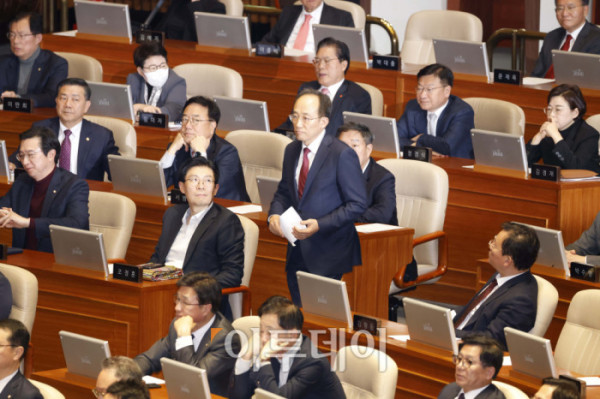 ▲추경호 국민의힘 의원이 27일 서울 여의도 국회에서 열린 본회의에서 자신의 체포동의안에 대한 신상발언을 하기 위해 발걸음을 옮기고 있다. 고이란 기자 photoeran@