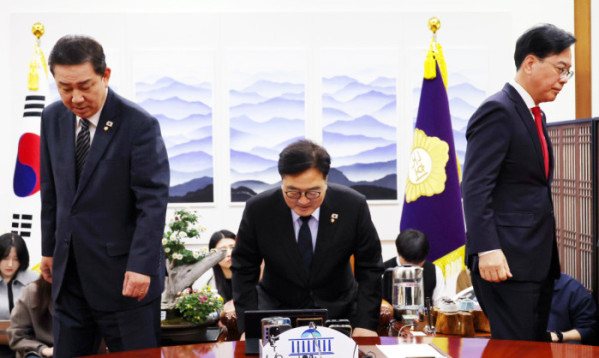 ▲김병기 더불어민주당 원내대표와 송언석 국민의힘 원내대표가 27일 오전 서울 여의도 국회에서 열린 여야 원내대표 회동에 참석해 기념촬영을 마치고 자리로 향하고 있다. (공동취재) (사진=뉴시스)